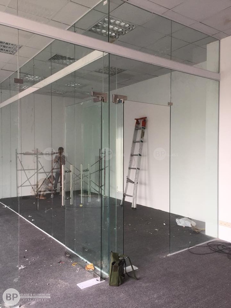 Thi công vách ngăn kính văn phòng tại Trung Yên Plazza
